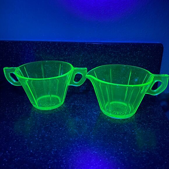 VINTAGE URANIUM GLASS GREEN SUGAR BOWL & CREAMER SET GLOWS ART DECO - Picture 1 of 12